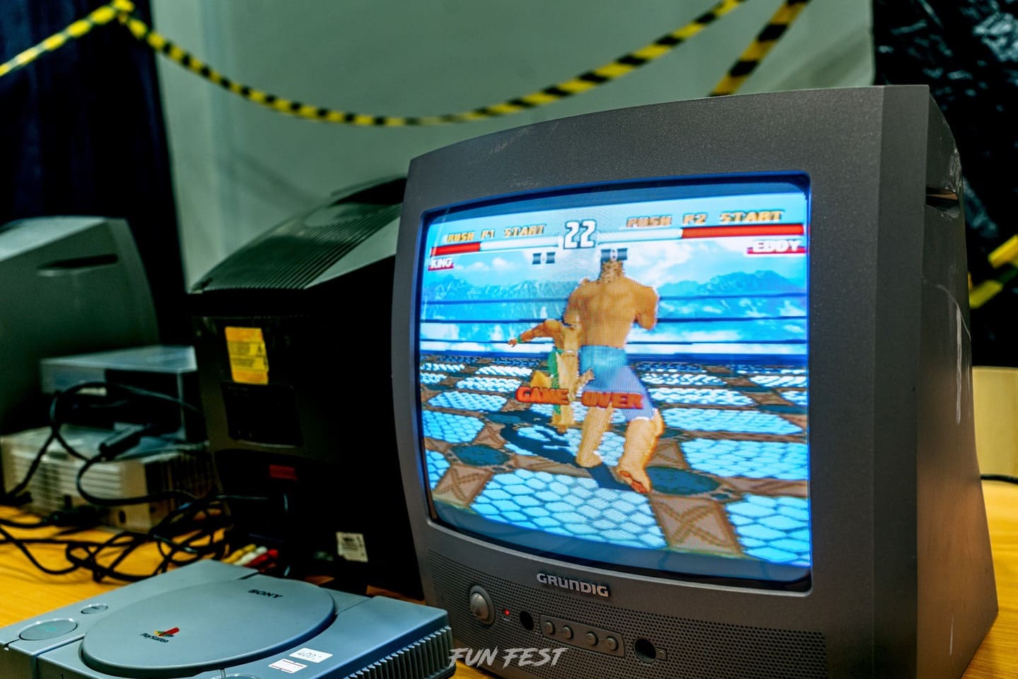 Klasyczna konsola PlayStation i telewizor CRT w strefie Retro Graty