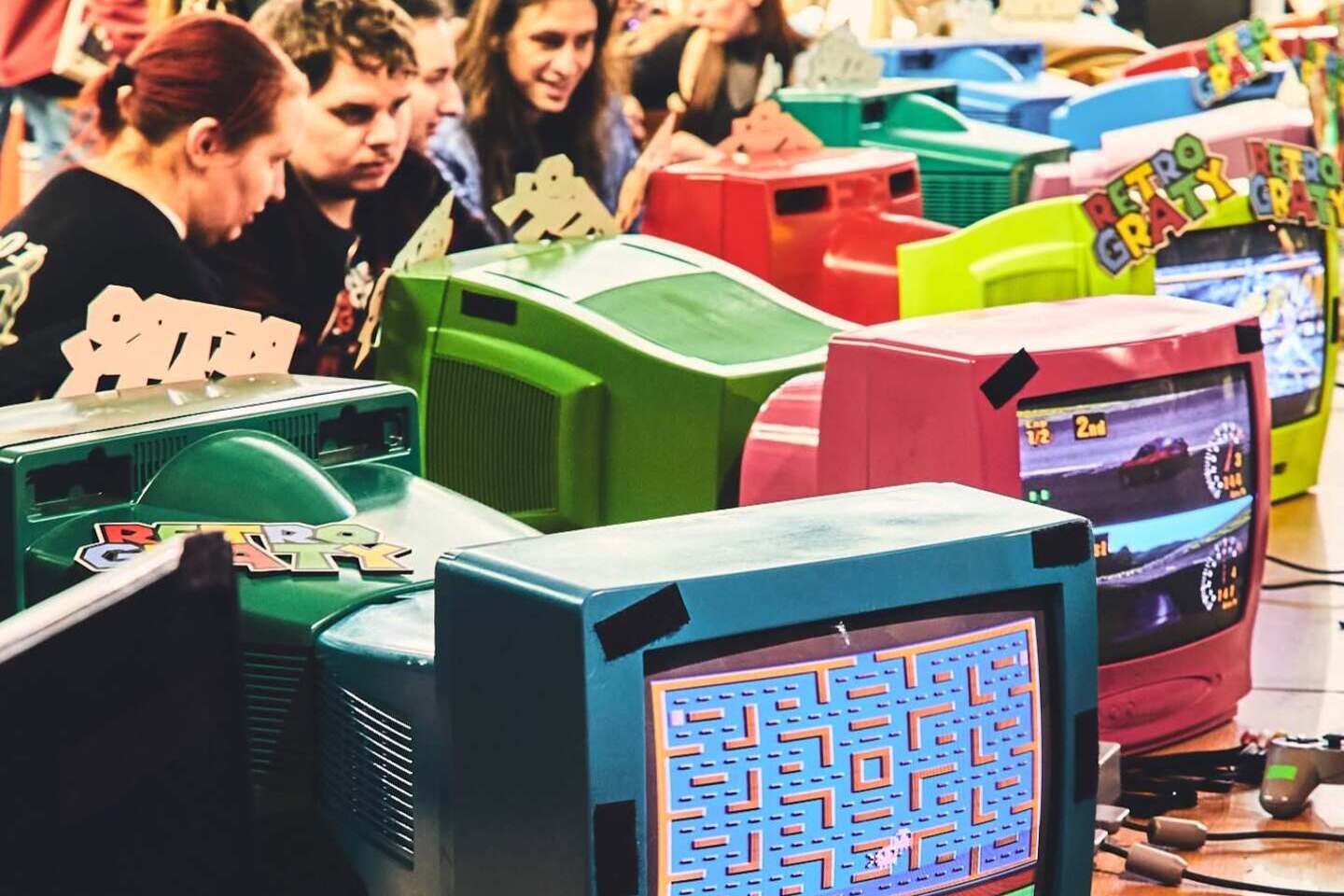 Kolorowe telewizory CRT i konsole w strefie Retro Graty