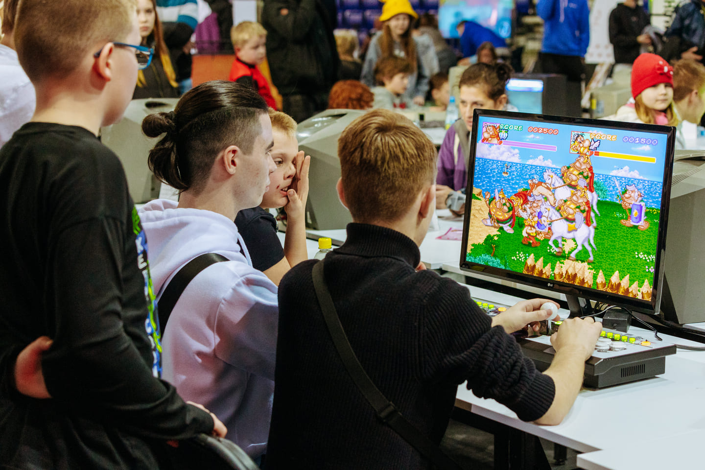 Uczestnicy rywalizujący przy stanowiskach Retro Graty